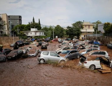 Πλημμύρισε το Κρανίδι: Εγκλωβίστηκαν άνθρωποι στα αυτοκίνητά τους (φωτό)